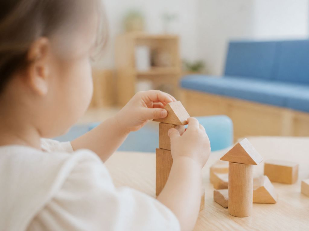 Kind spielt mit Bauklötzen