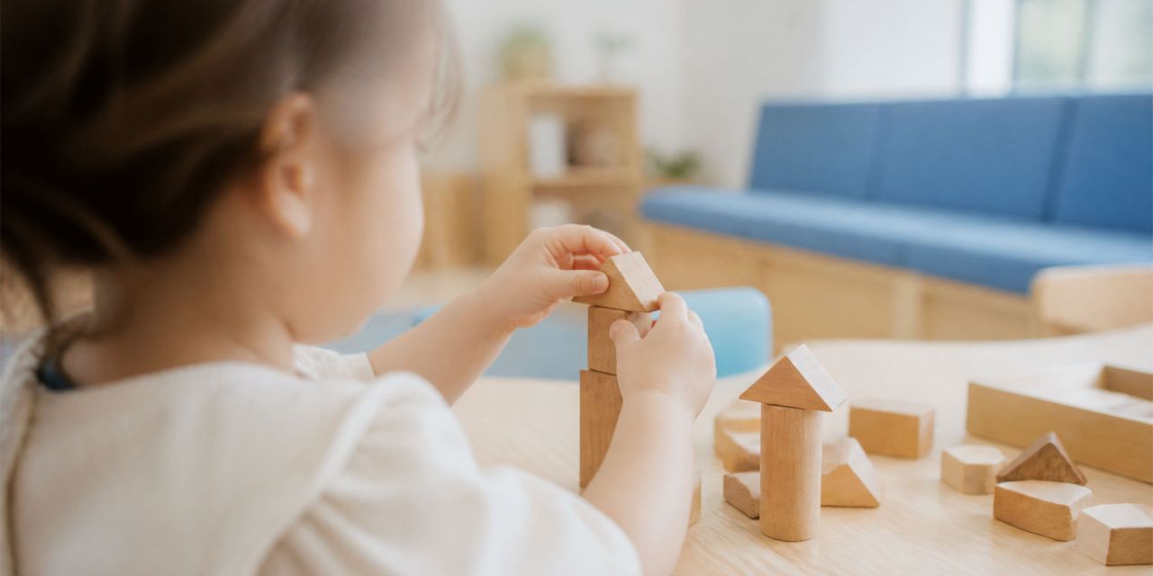 Kind spielt mit Bauklötzen